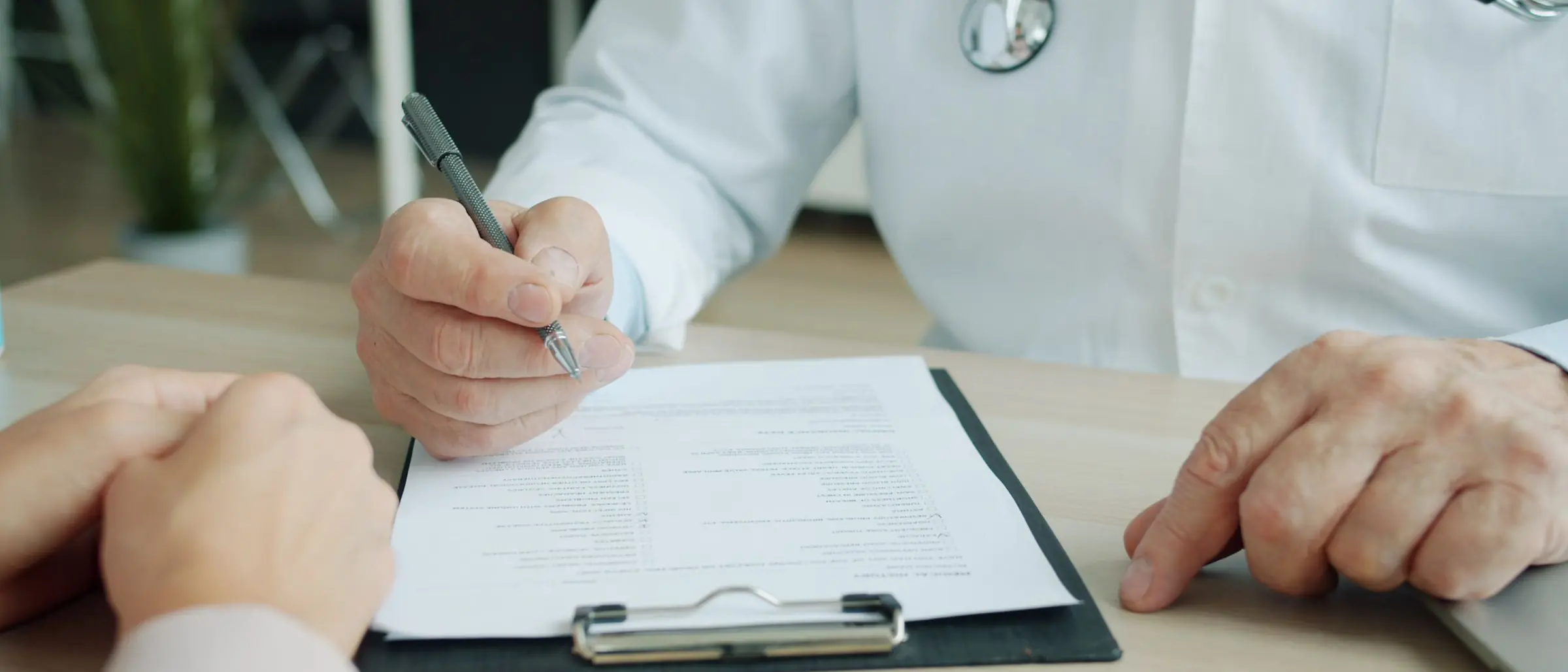 Médico explicando un plan de tratamiento por escrito a su paciente